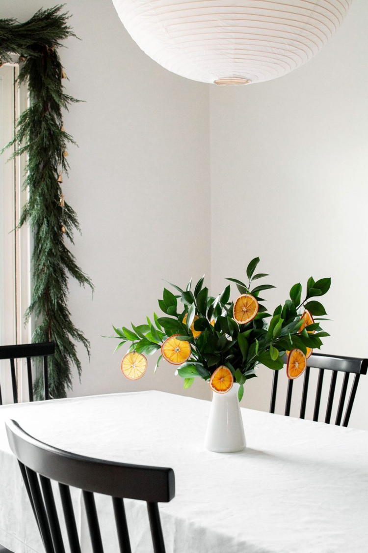 Lep centralni ukras na trpezarijskom stolu od sušenih narandži